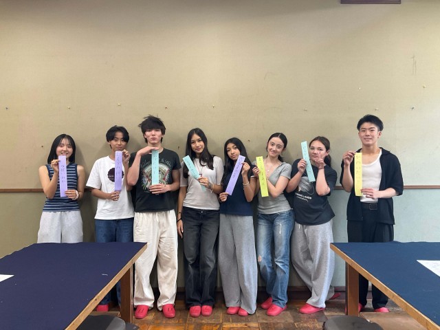2年生と、自作の短冊と一緒に記念撮影