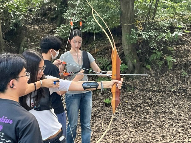 アーチェリー部で風船を的に