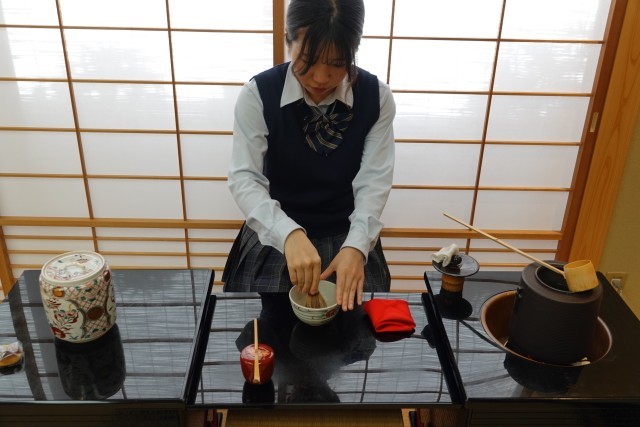 お茶を点てる生徒も