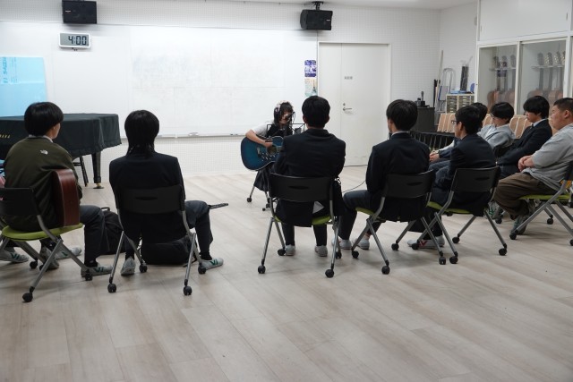 生徒による弾き語り公演