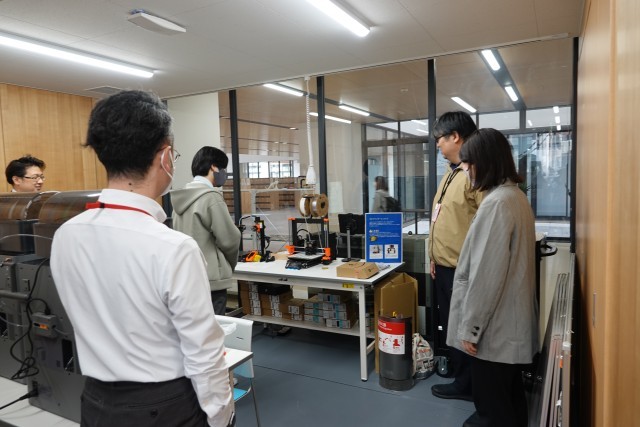 新しい機械に皆興味津々