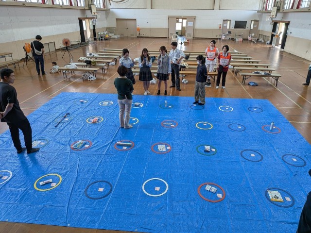 防災すごろくゲームを行う様子