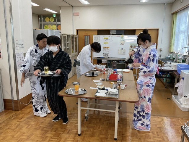 喫茶の厨房で注文に対応中