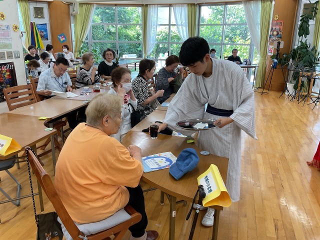 注文された飲物を提供