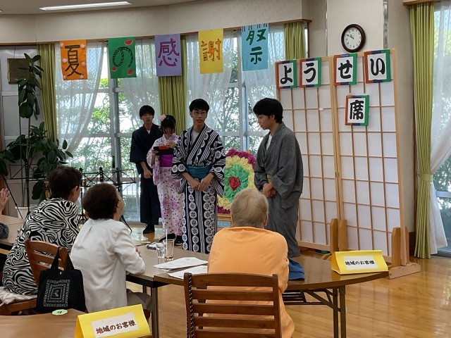 漫才を披露中
