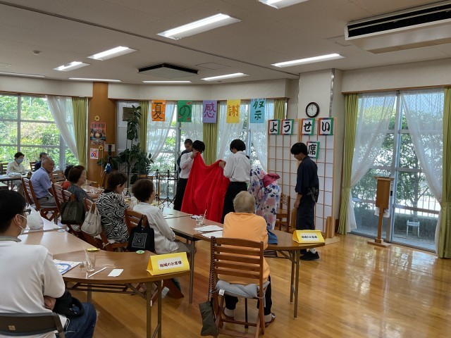 2年生の企画。クイズの中身をセッティング中