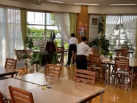 喫茶のフロアの準備中