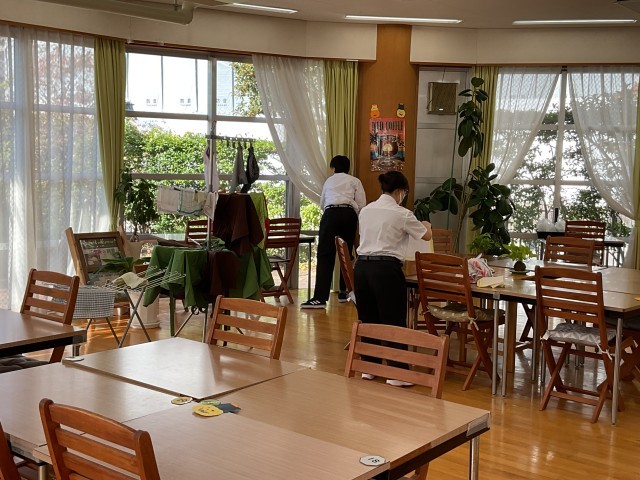 喫茶のフロアの準備中
