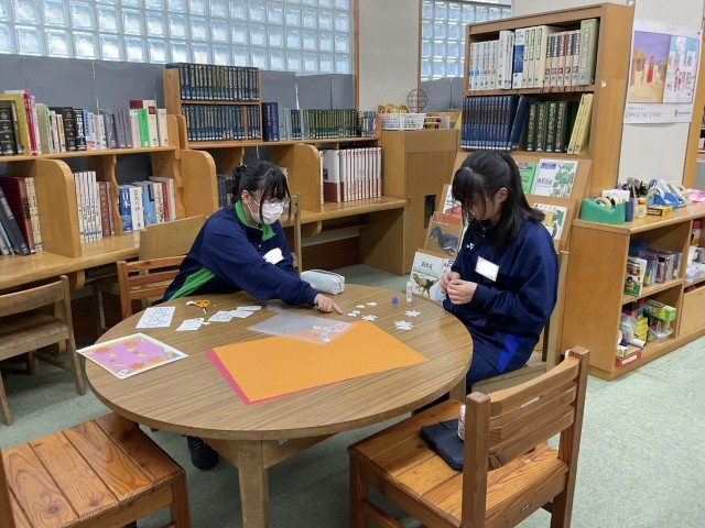 季節の飾りを作成中