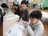 三方を折る５歳児