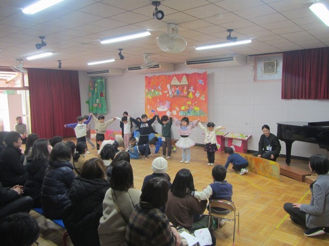 はな組劇遊び「クルトンさんとパンのきかんしゃ」より