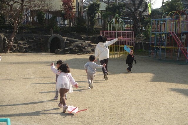 つくった凧を持ってよーいどん！