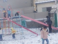 滑り台の周りも真っ白に。