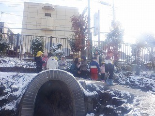 築山の上で集まる子どもたち