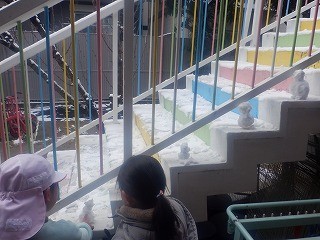 階段に小さな雪だるまを並べています。