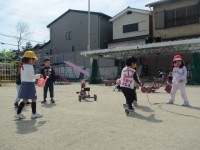 お天気の日は園庭でのびのびと