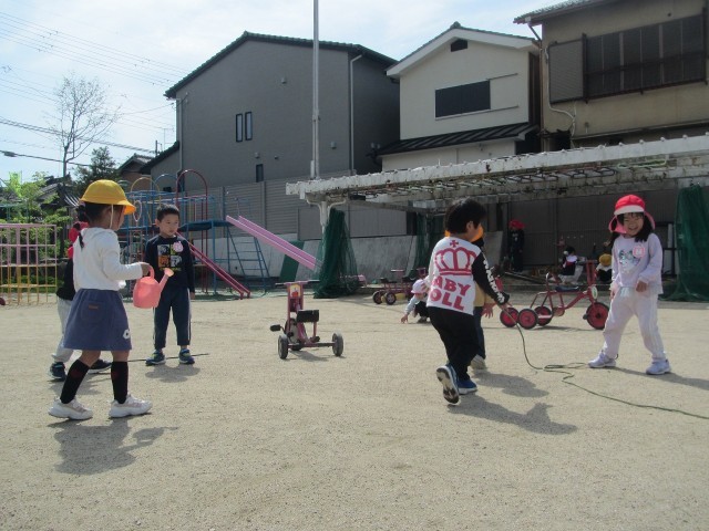 お天気の日は園庭でのびのびと