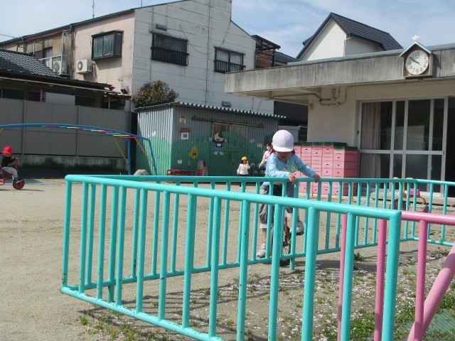 前の年長児がしていた一輪車を手にとって