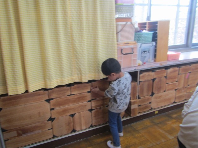 新しい木の積み木に興味をもって