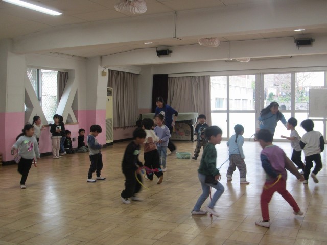 クラスの友達や先生と一緒にしっぽ取り