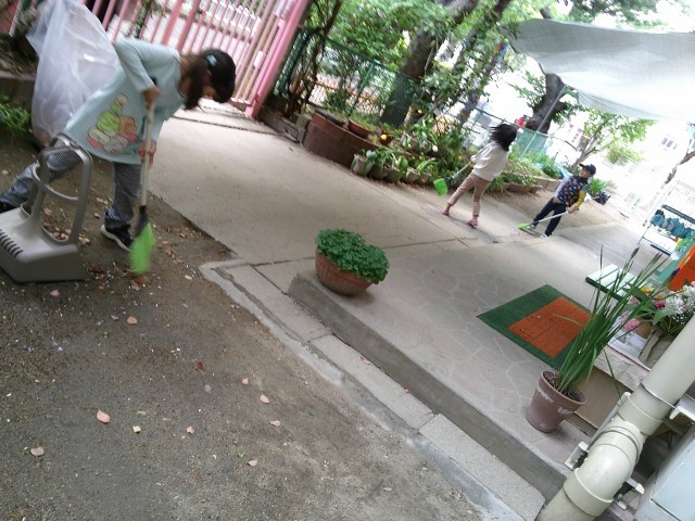 掃き掃除のお手伝い